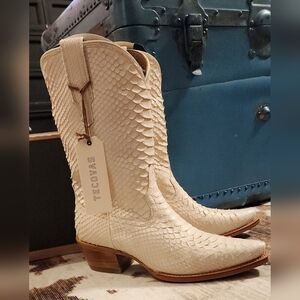 New/Unworn Tecovas The Savannah Python Limited Edition Boots size 9B + 2 coozies